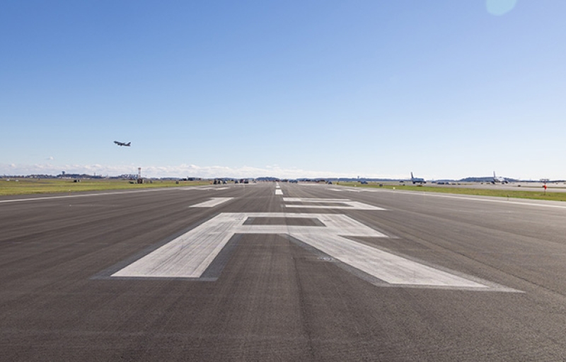 Runway-15R-33L-completion-article.jpg