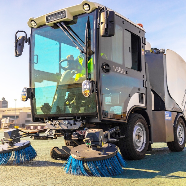 Electric street sweeper